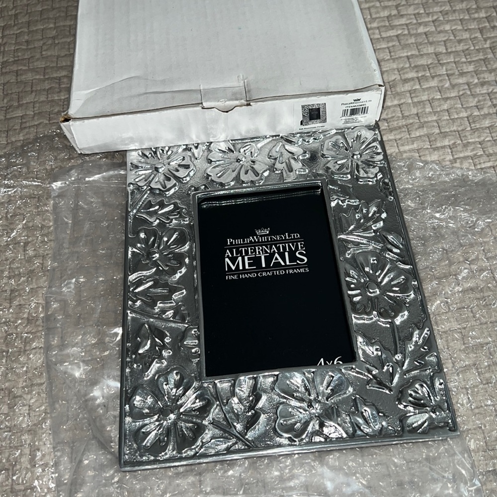 Philip Whitney aluminum metal flower 4x6 frame. NIB!
